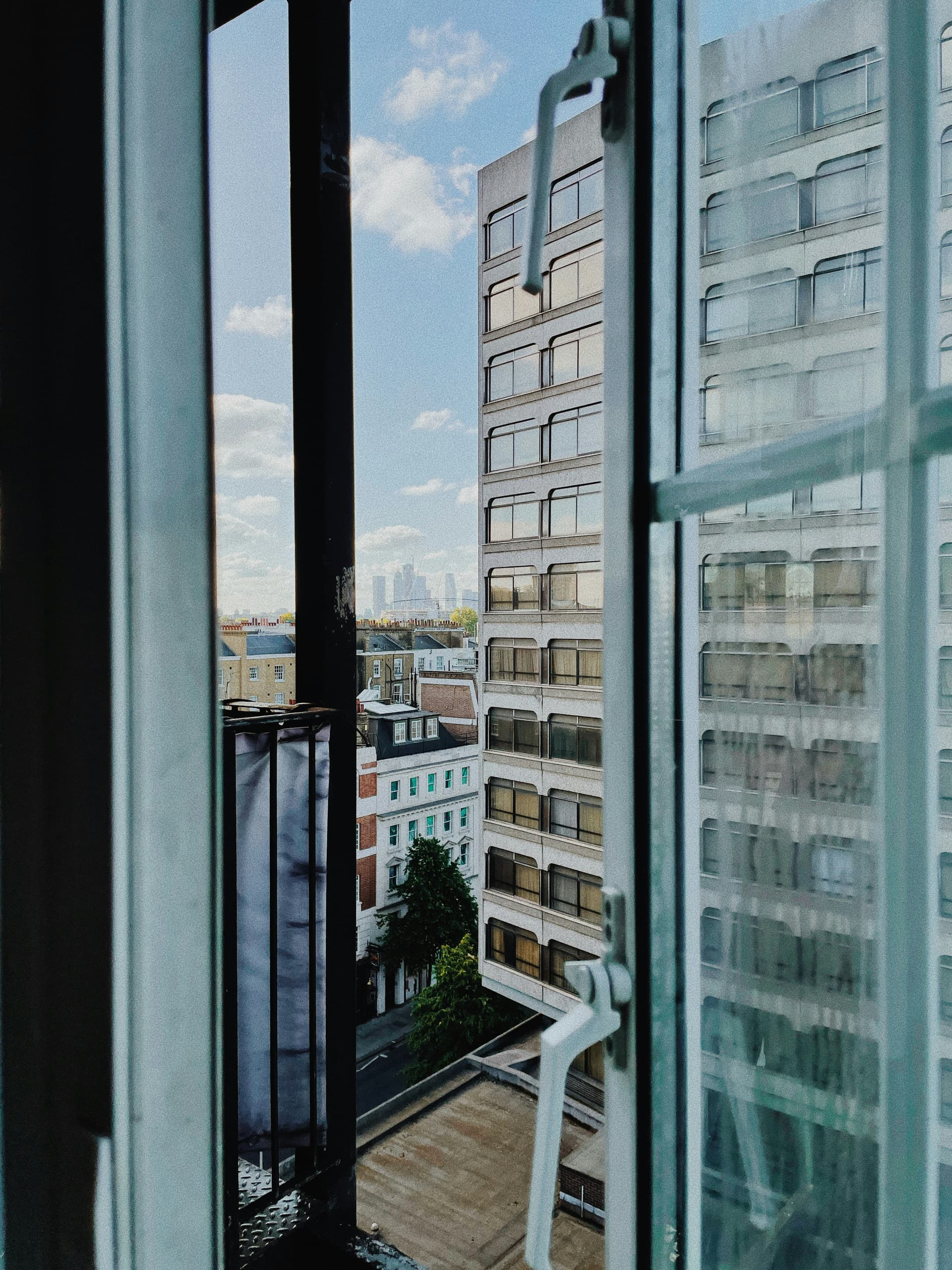 Architecte visionnaire regardant à travers une fenêtre sur un paysage urbain futuriste